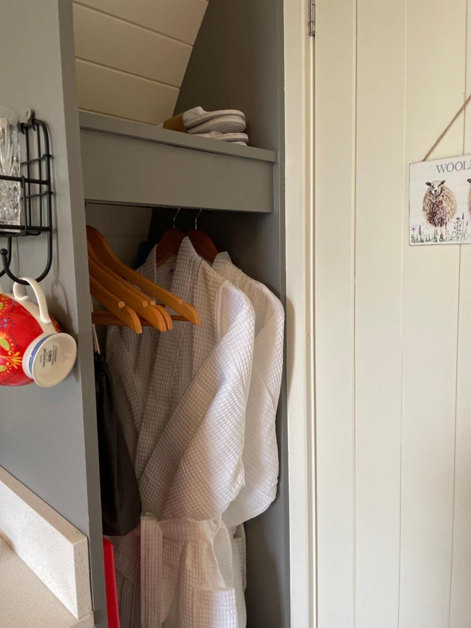 Abbey Farm Luxury Glamping Otel Rhuddlan Oda fotoğraf